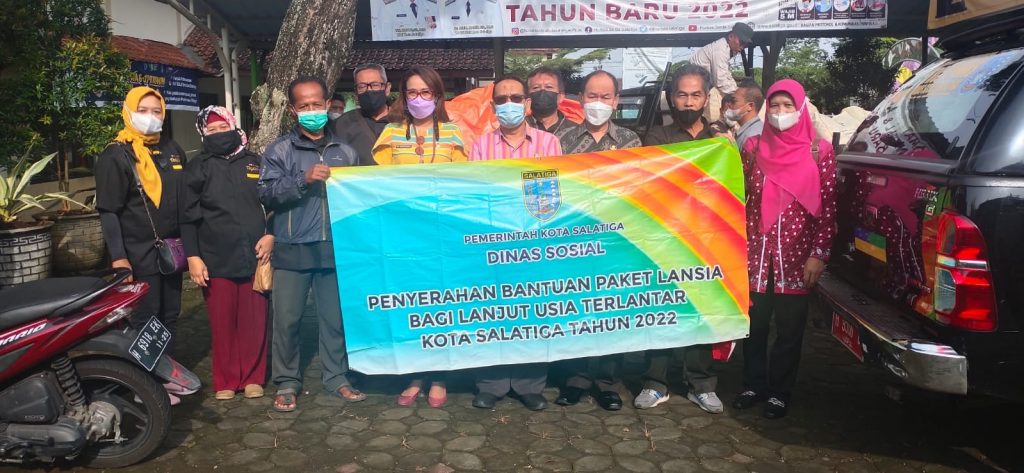 Penyerahan bantuan bahan pokok dari Dinas Sosial bagi penyandang disabilitas
