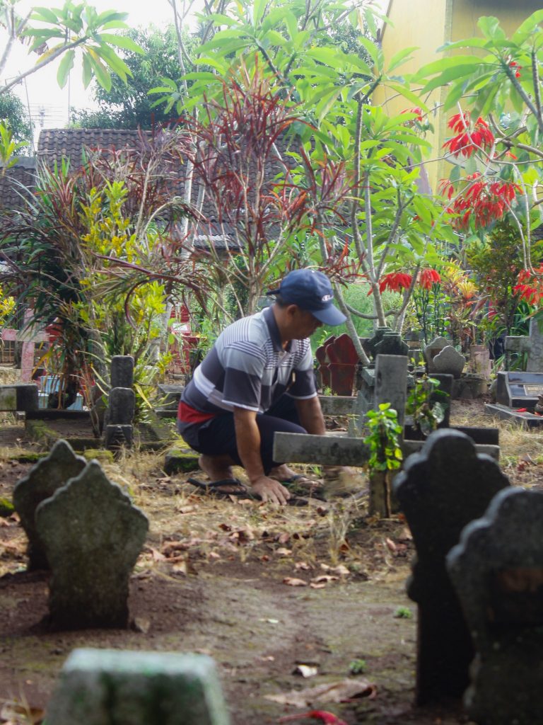 Bersih kubur di Makam Shuufi dalam rangka rangkaian kegiatan Merti Desa Saparan tahun 2022.