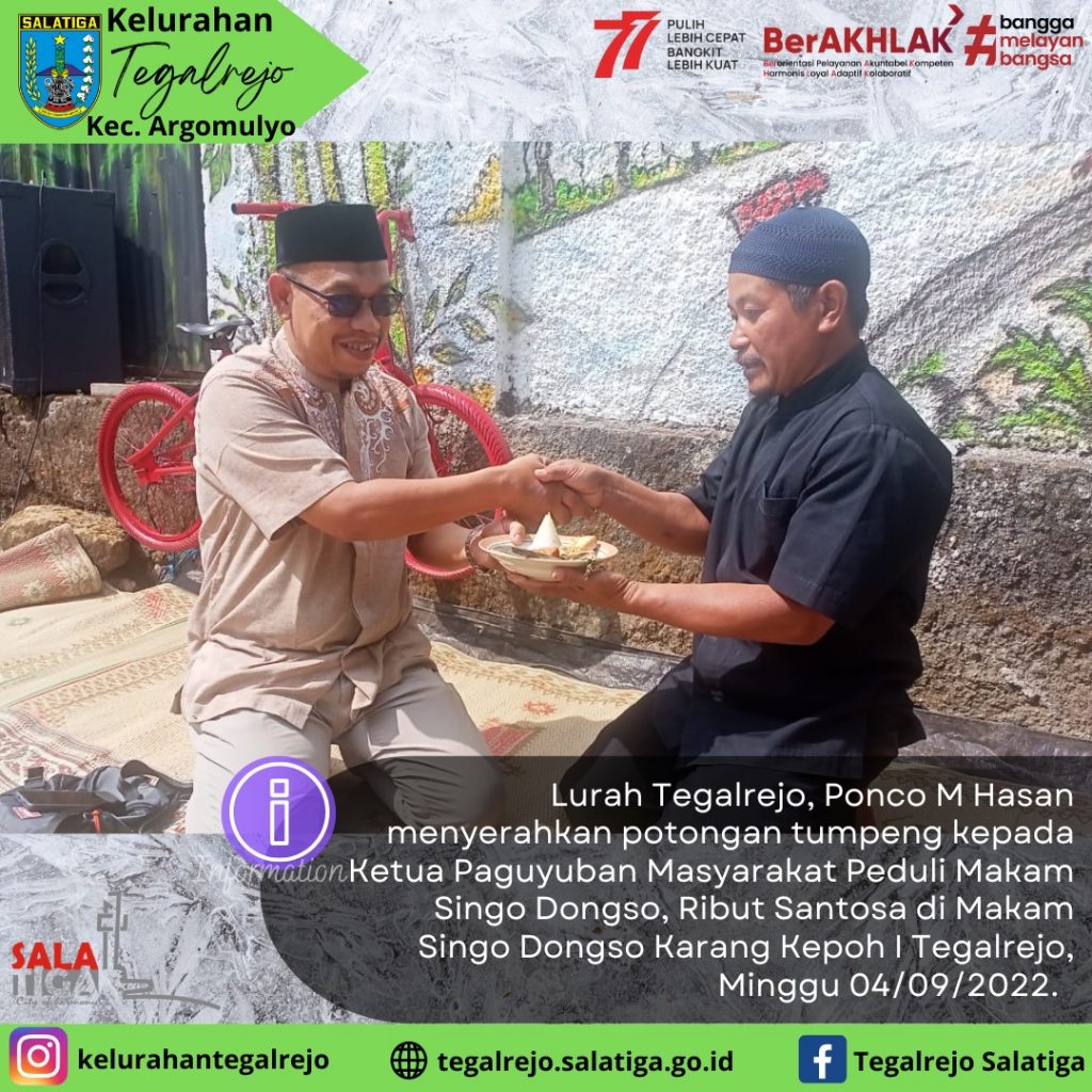 Lurah Tegalrejo, Ponco M Hasan menyerahkan potongan tumpeng kepada Ketua Paguyuban Masyarakat Peduli Makam Singo Dongso.